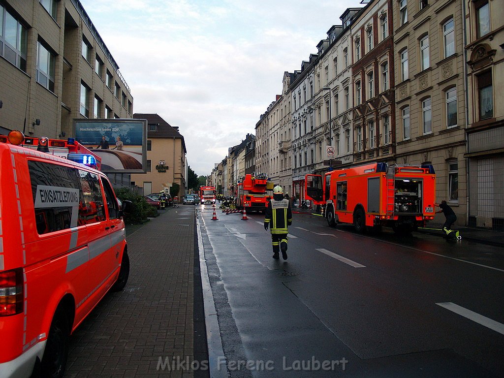 Brandtoter bei Brand Koeln Muelheim Bergisch Gladbacherstr P513.JPG